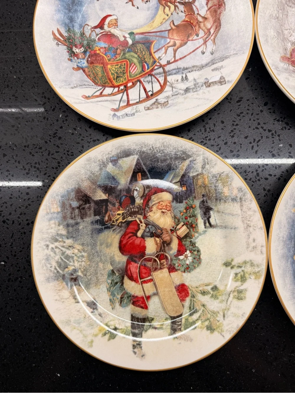 Pottery Barn Nostalgic‎ Santa Christmas Village Dinner Plates 10.5’’ Set Of 4